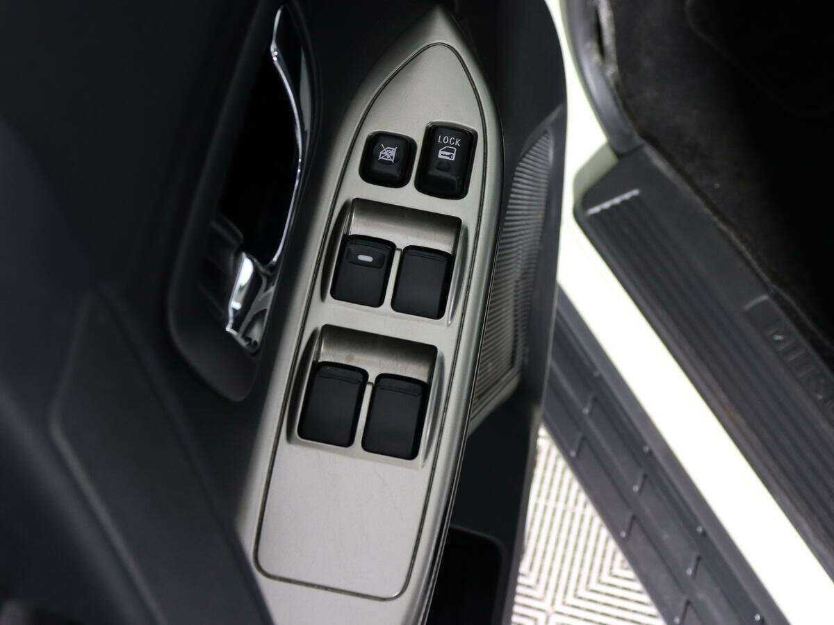 Купить Mitsubishi Pajero с пробегом. Фото: #13