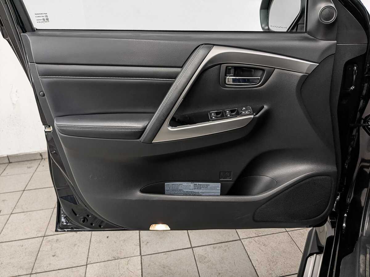 Купить Mitsubishi Montero Sport с пробегом. Фото: #16