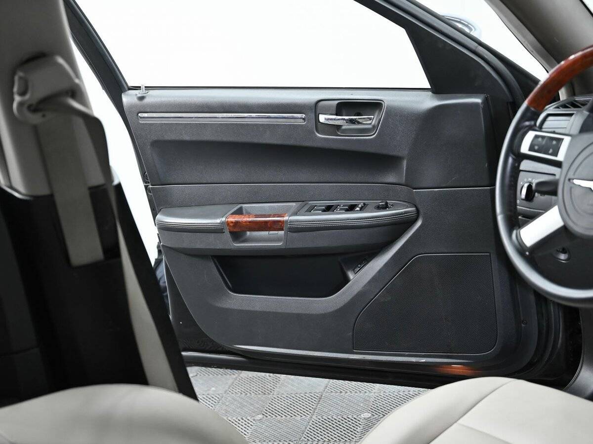 Купить Chrysler 300C с пробегом. Фото: #6