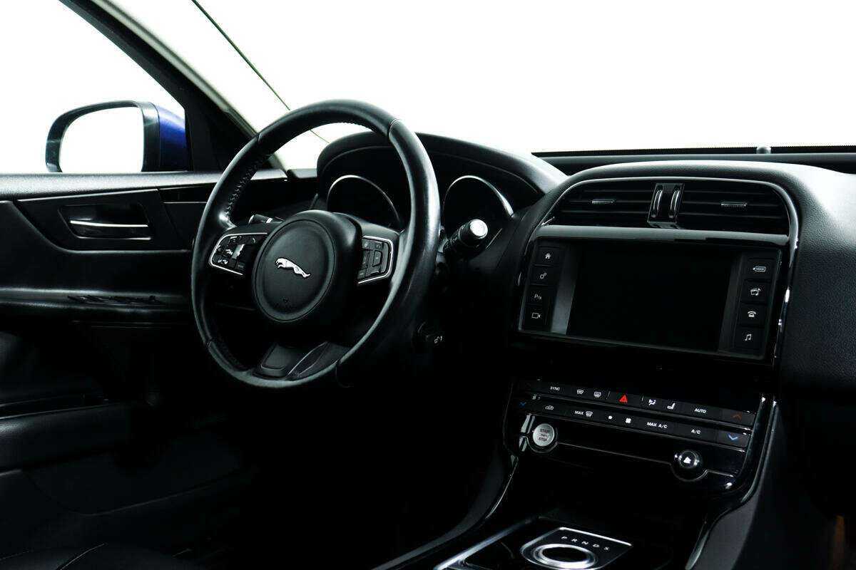 Купить Jaguar XE с пробегом. Фото: #8