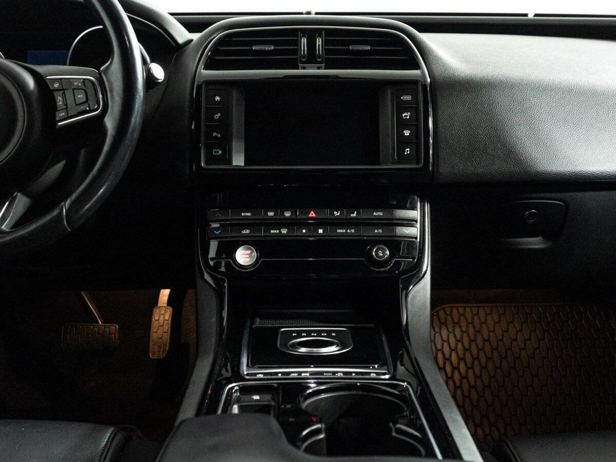 Купить Jaguar XE с пробегом. Фото: #13