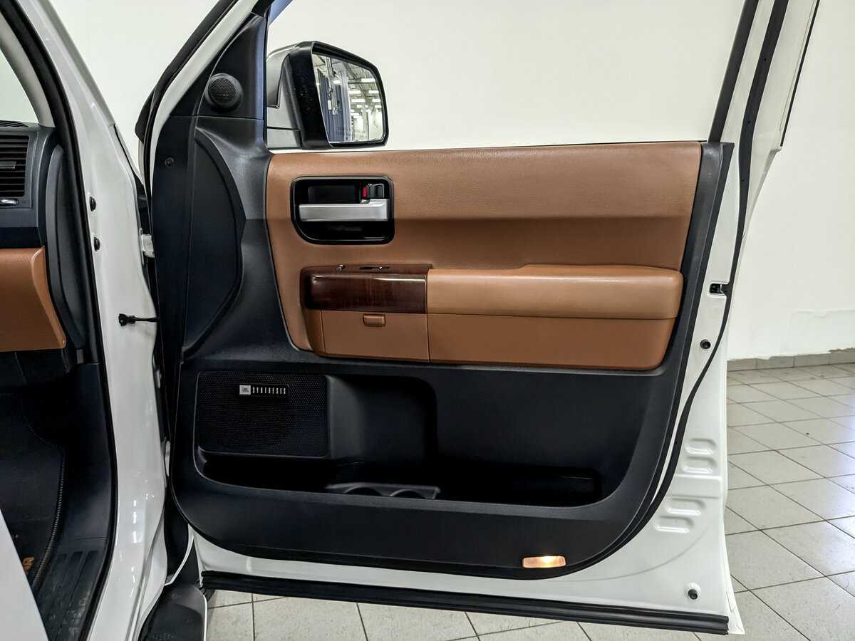 Купить Toyota Sequoia с пробегом. Фото: #24