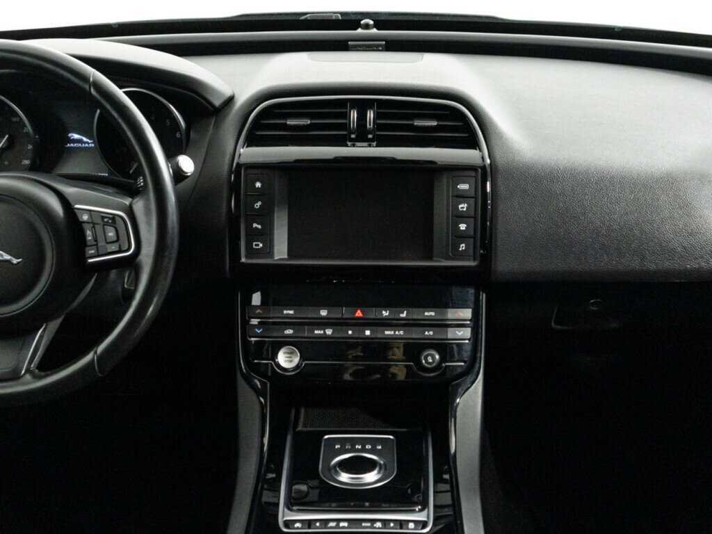 Купить Jaguar XE с пробегом. Фото: #13