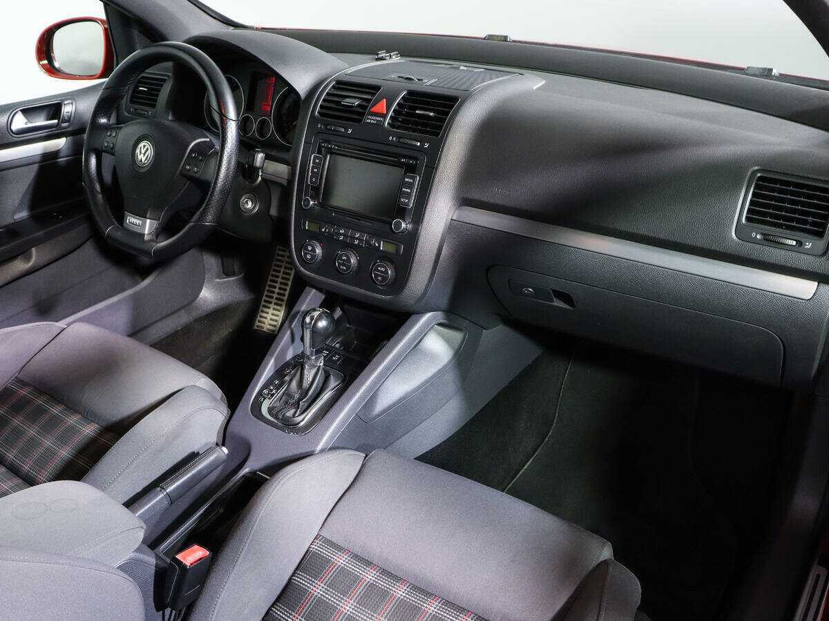 Купить Volkswagen Golf GTI с пробегом. Фото: #7