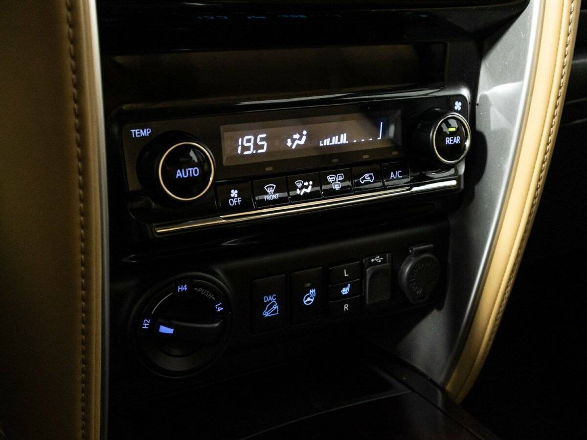 Купить Toyota Fortuner с пробегом. Фото: #18