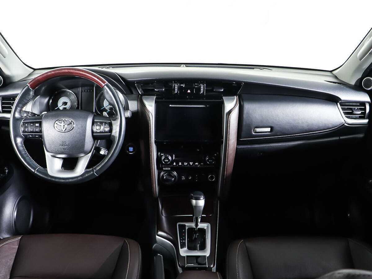 Купить Toyota Fortuner с пробегом. Фото: #11