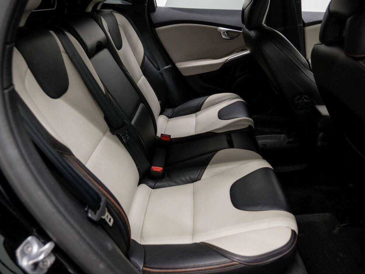 Купить Volvo V40 Cross Country с пробегом. Фото: #7