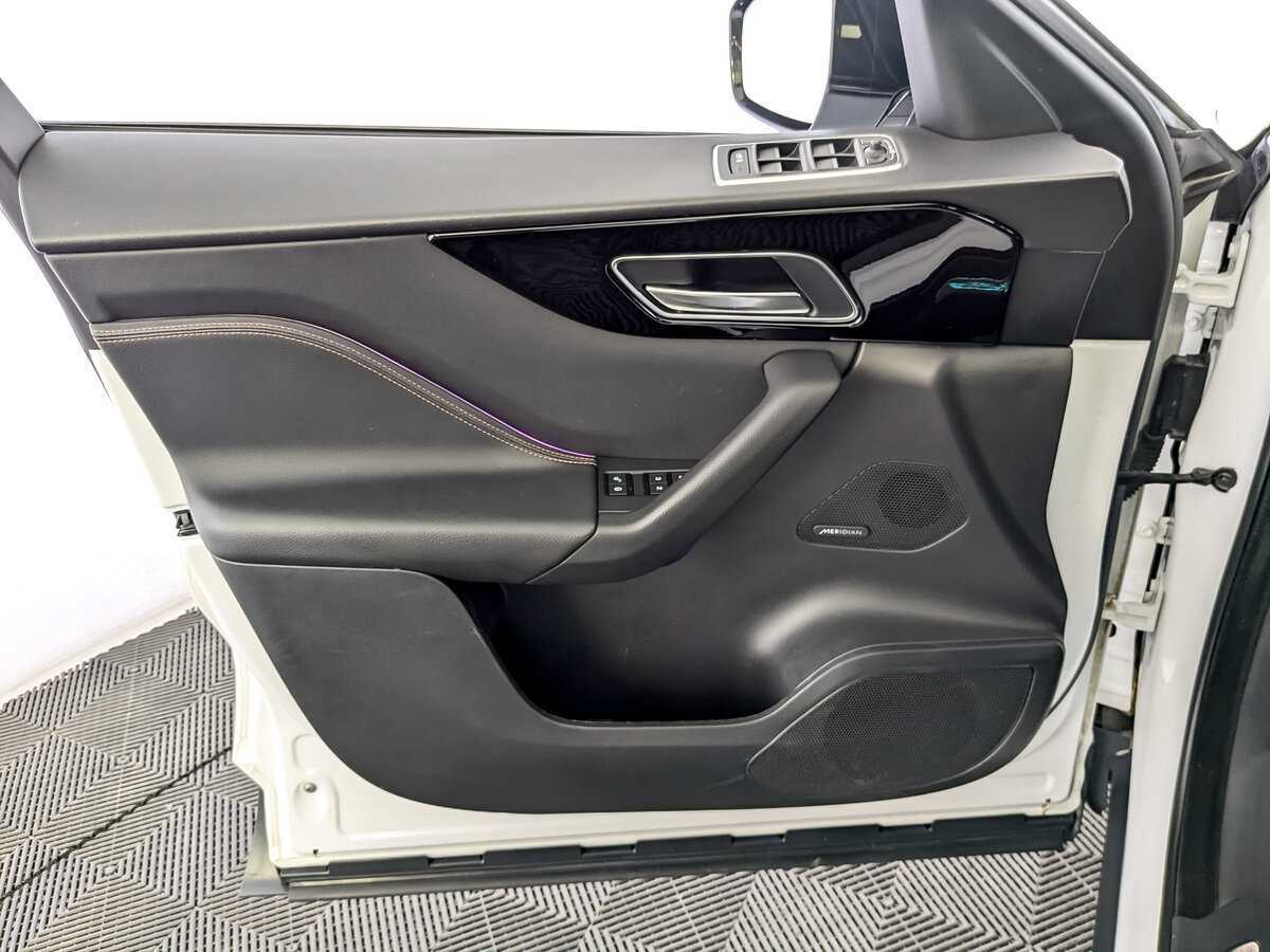 Купить Jaguar F-Pace с пробегом. Фото: #18