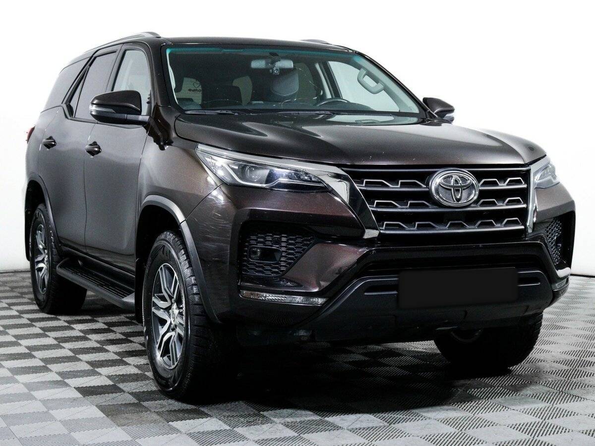 Купить Toyota Fortuner с пробегом. Фото: #2