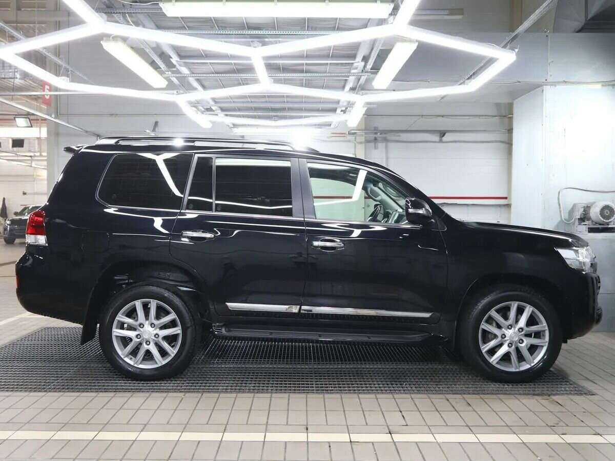 Купить Toyota Land Cruiser с пробегом. Фото: #2