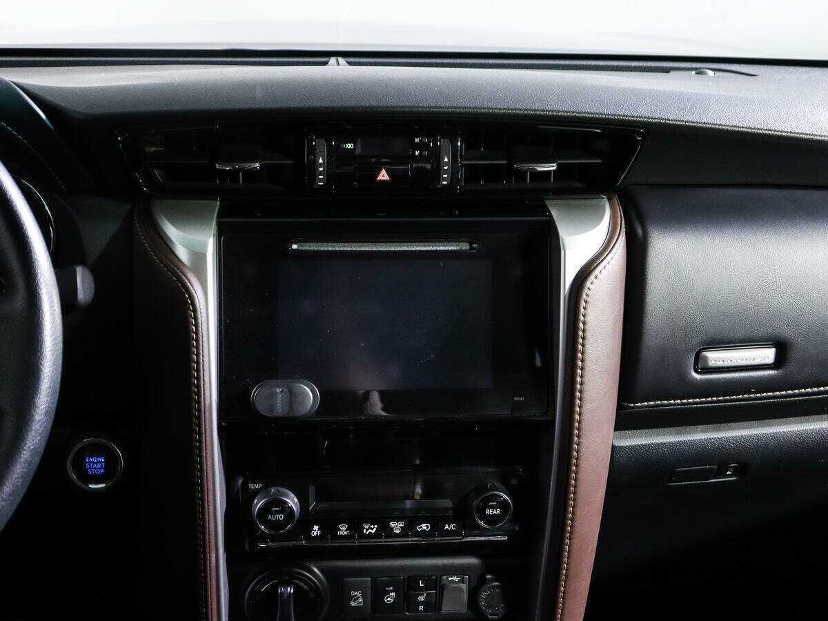 Купить Toyota Fortuner с пробегом. Фото: #10
