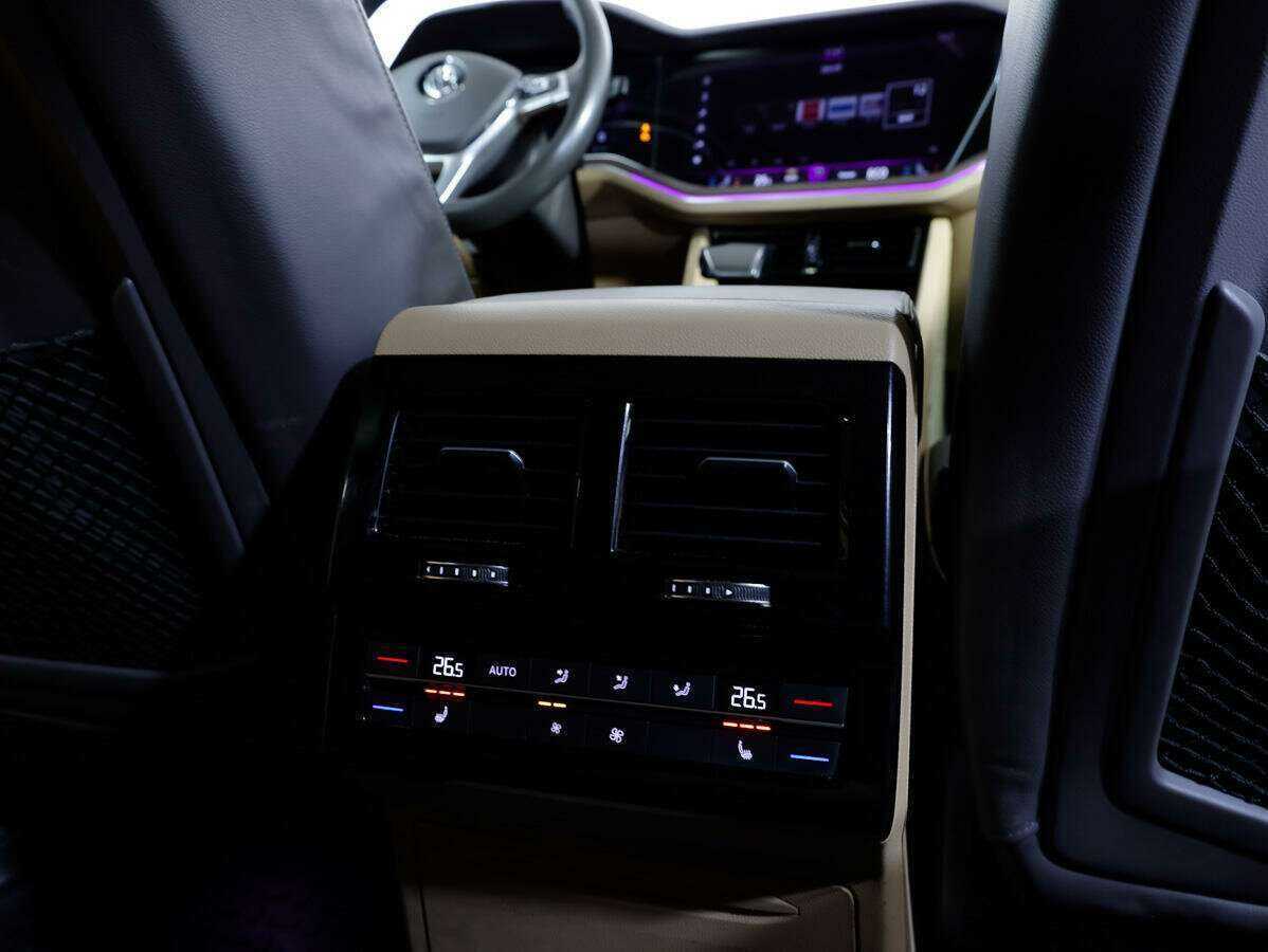 Купить Volkswagen Touareg с пробегом. Фото: #11