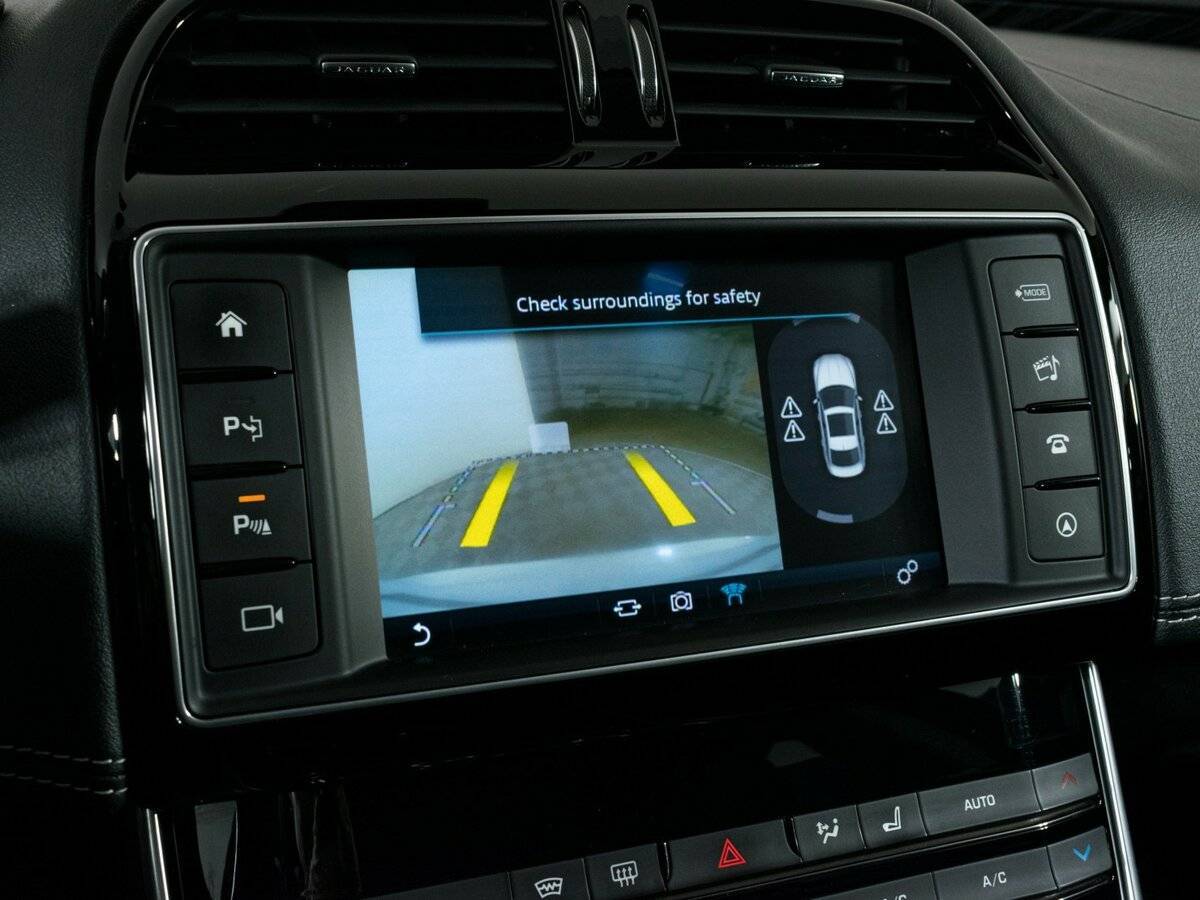 Купить Jaguar XE с пробегом. Фото: #18