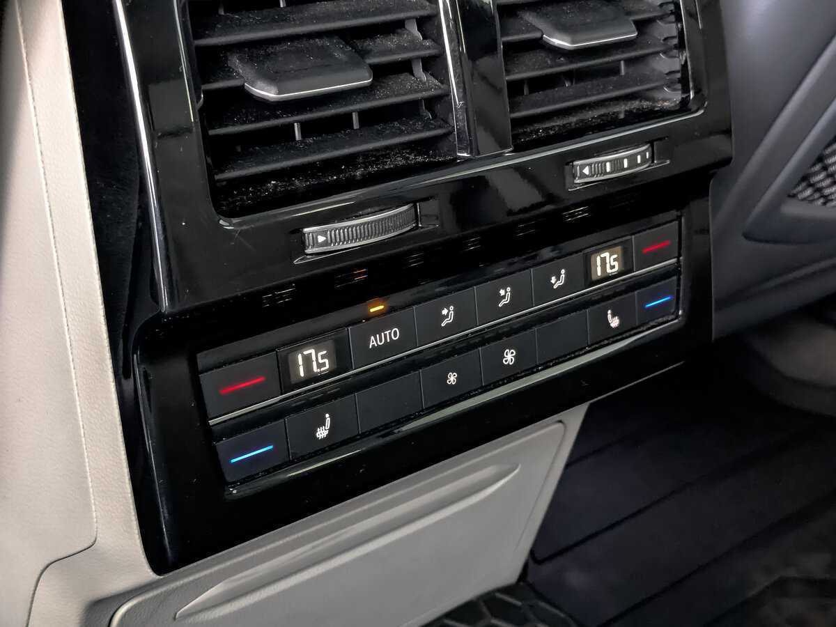 Купить Volkswagen Touareg с пробегом. Фото: #21