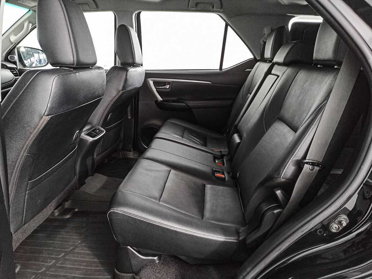 Купить Toyota Fortuner с пробегом. Фото: #7