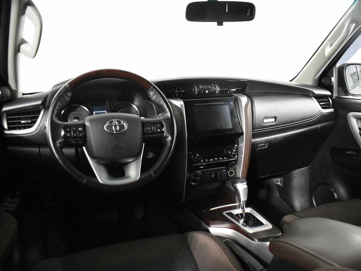 Купить Toyota Fortuner с пробегом. Фото: #10