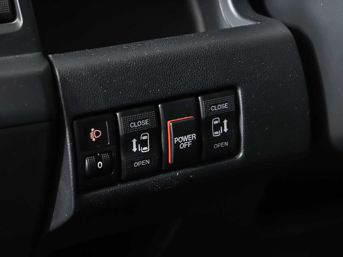 Купить Mazda 5 с пробегом. Фото: #16