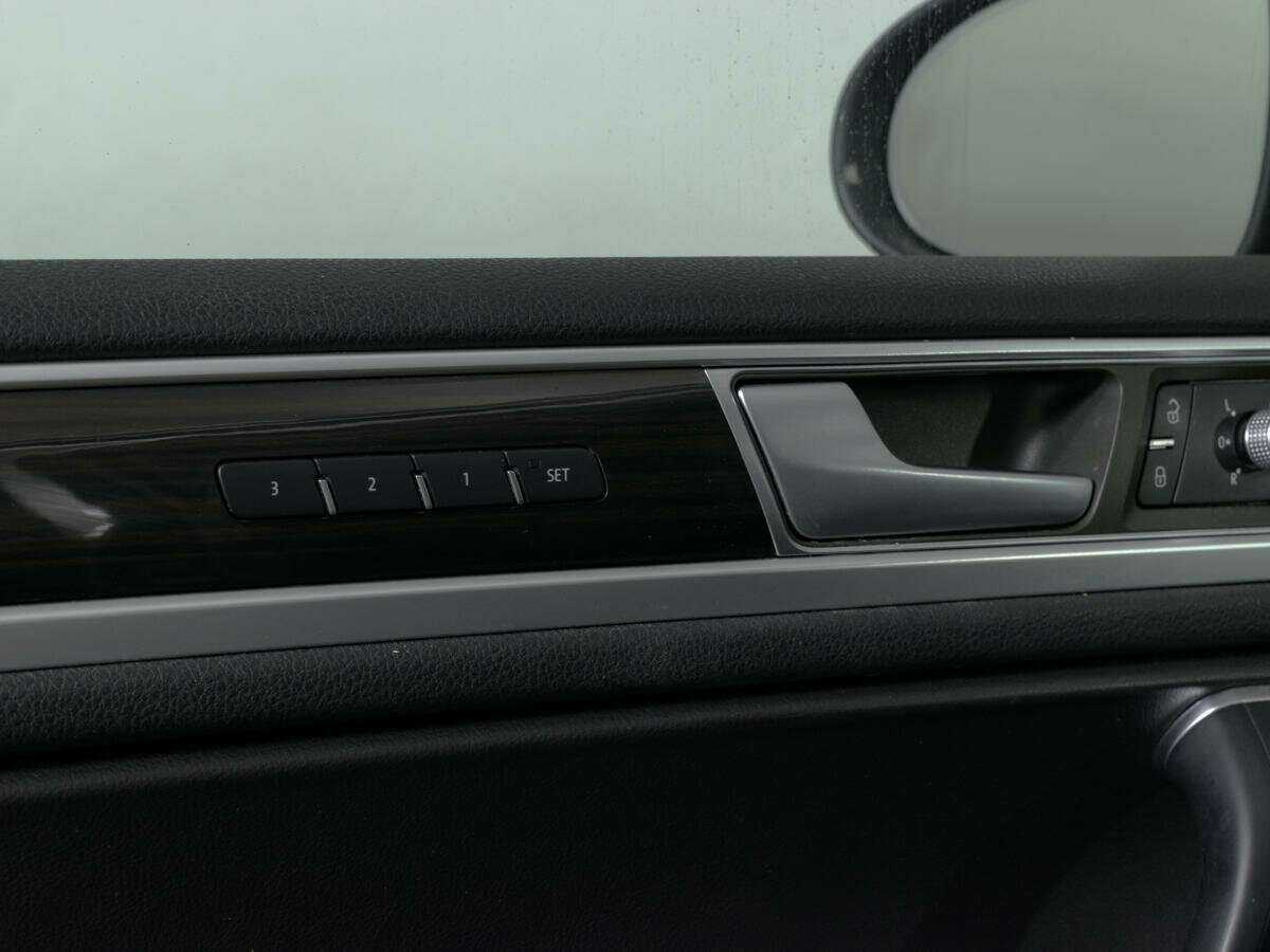 Купить Volkswagen Touareg с пробегом. Фото: #16