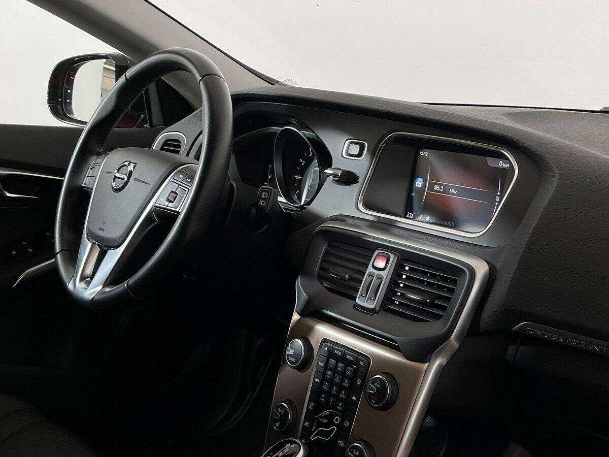 Купить Volvo V40 Cross Country с пробегом. Фото: #8