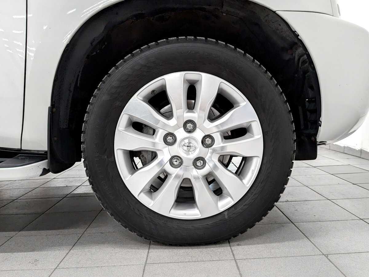 Купить Toyota Sequoia с пробегом. Фото: #17