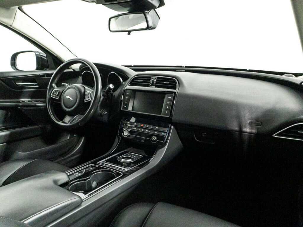 Купить Jaguar XE с пробегом. Фото: #8