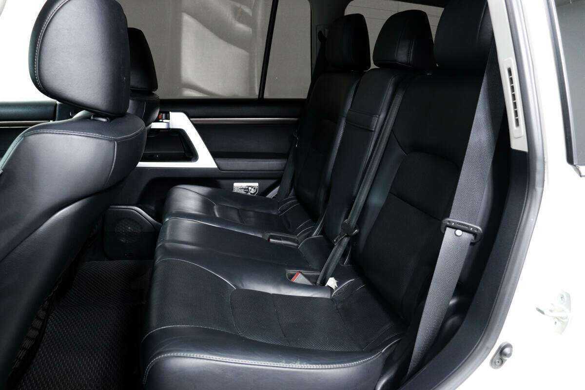 Купить Toyota Land Cruiser с пробегом. Фото: #11