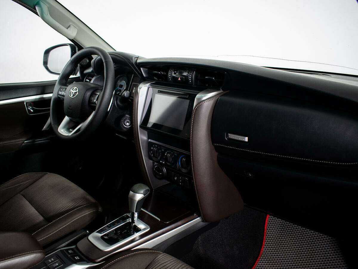 Купить Toyota Fortuner с пробегом. Фото: #6