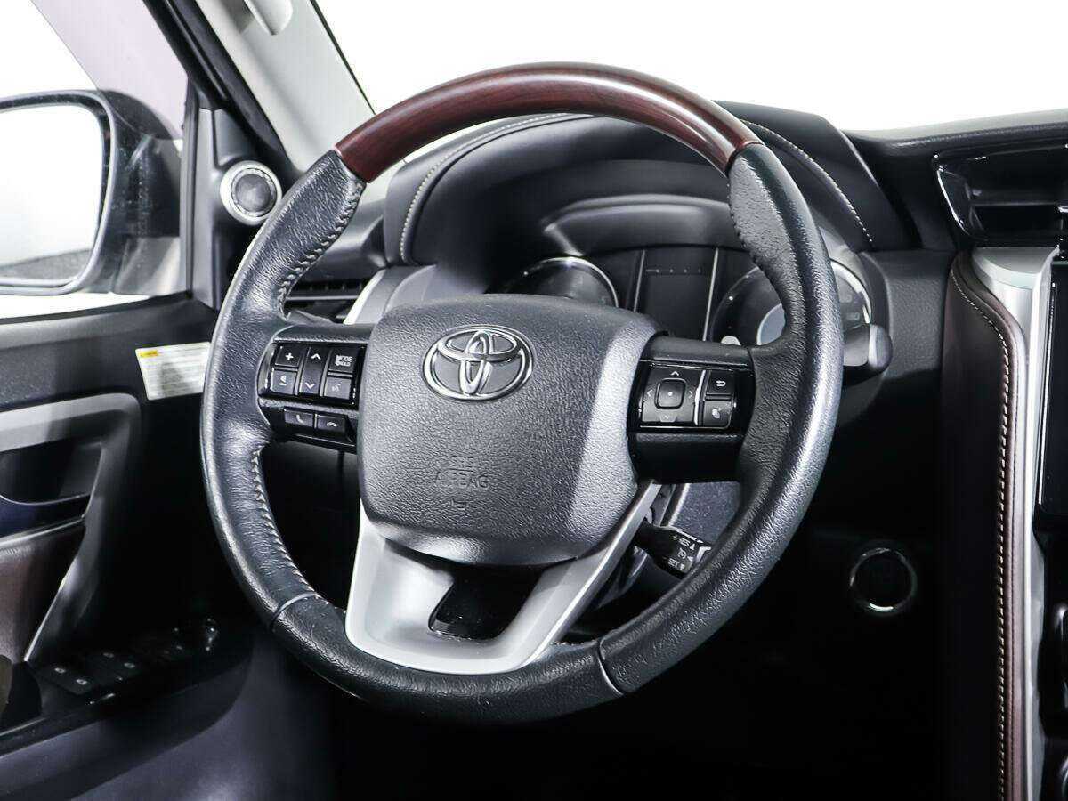 Купить Toyota Fortuner с пробегом. Фото: #14