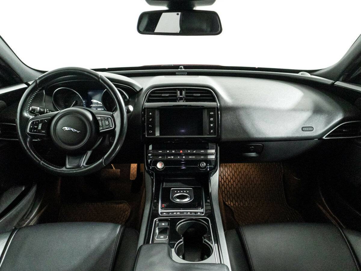 Купить Jaguar XE с пробегом. Фото: #12