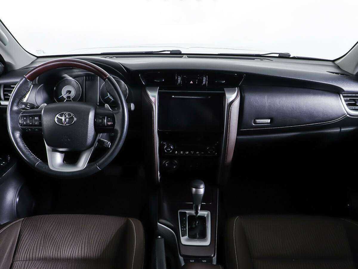 Купить Toyota Fortuner с пробегом. Фото: #9