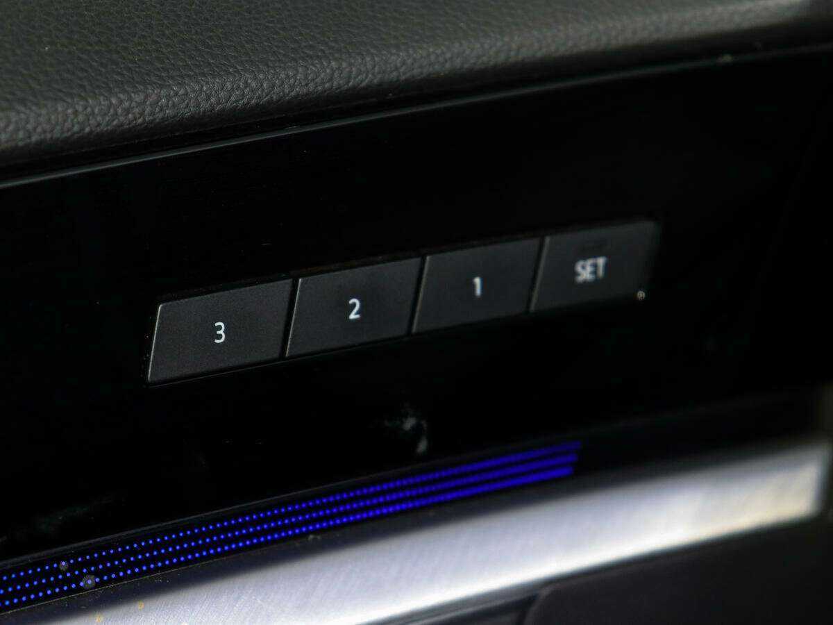 Купить Volkswagen Touareg с пробегом. Фото: #17
