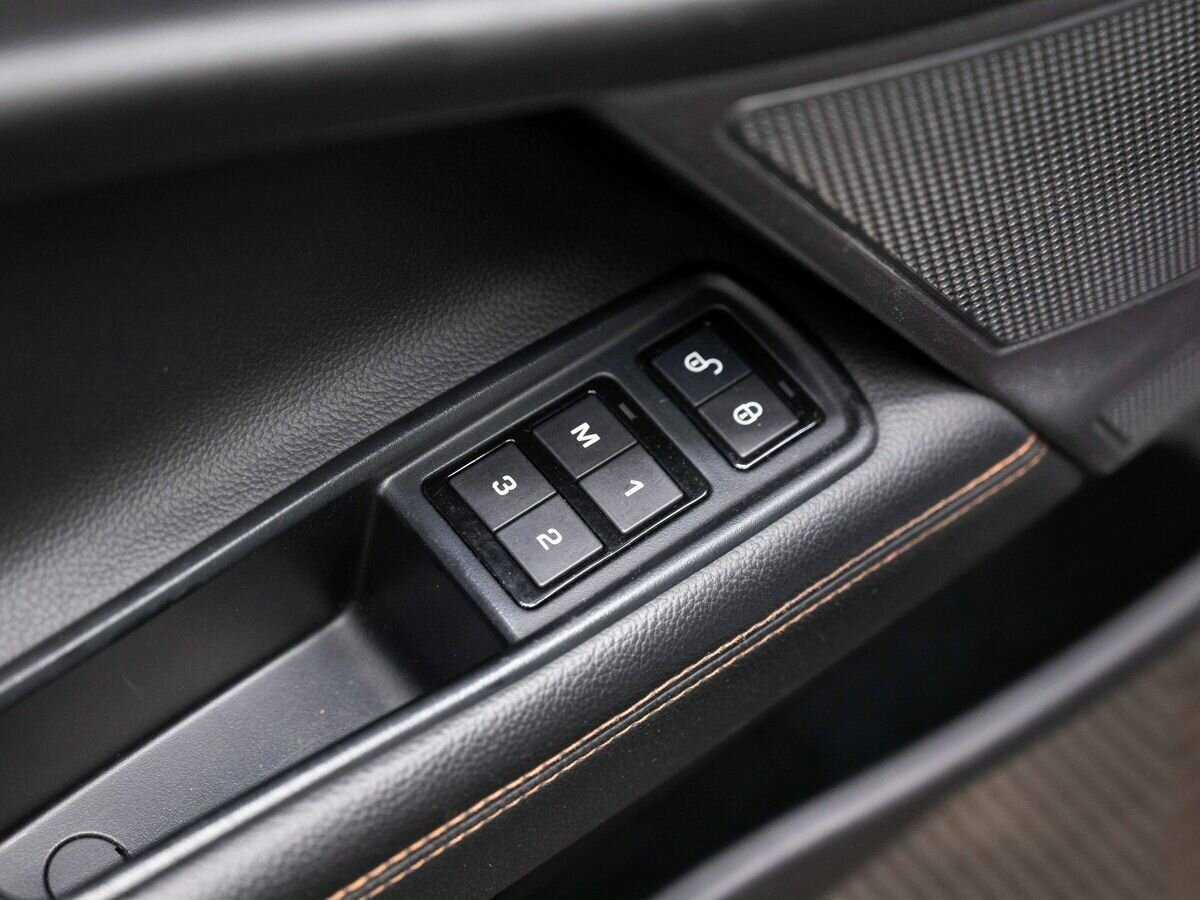 Купить Jaguar XE с пробегом. Фото: #18