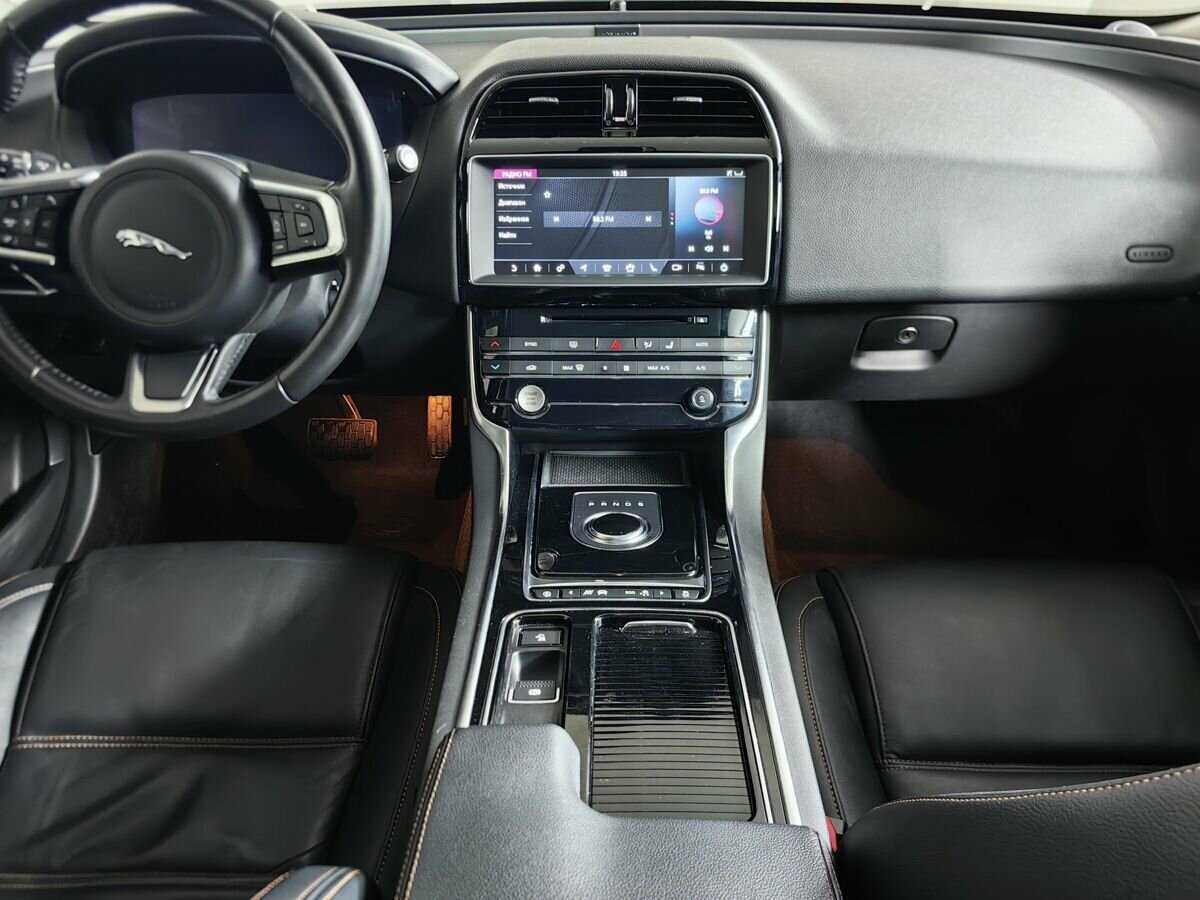 Купить Jaguar XE с пробегом. Фото: #10