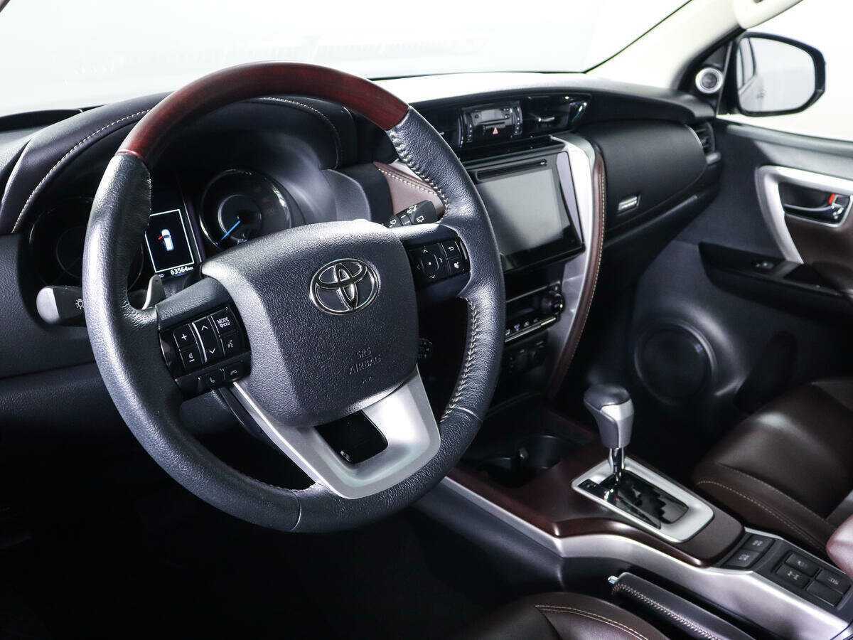 Купить Toyota Fortuner с пробегом. Фото: #11