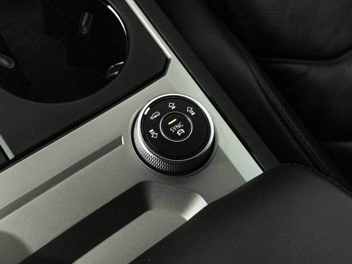 Купить Volkswagen Touareg с пробегом. Фото: #19
