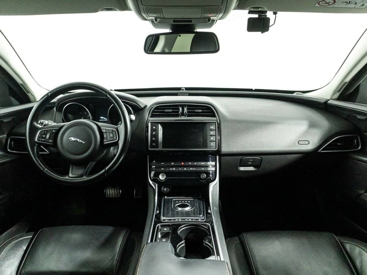 Купить Jaguar XE с пробегом. Фото: #12