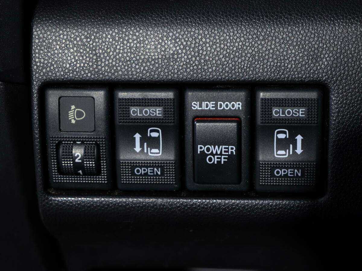 Купить Mazda 5 с пробегом. Фото: #16
