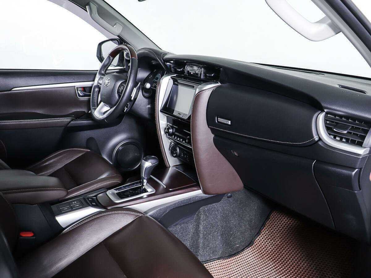 Купить Toyota Fortuner с пробегом. Фото: #8