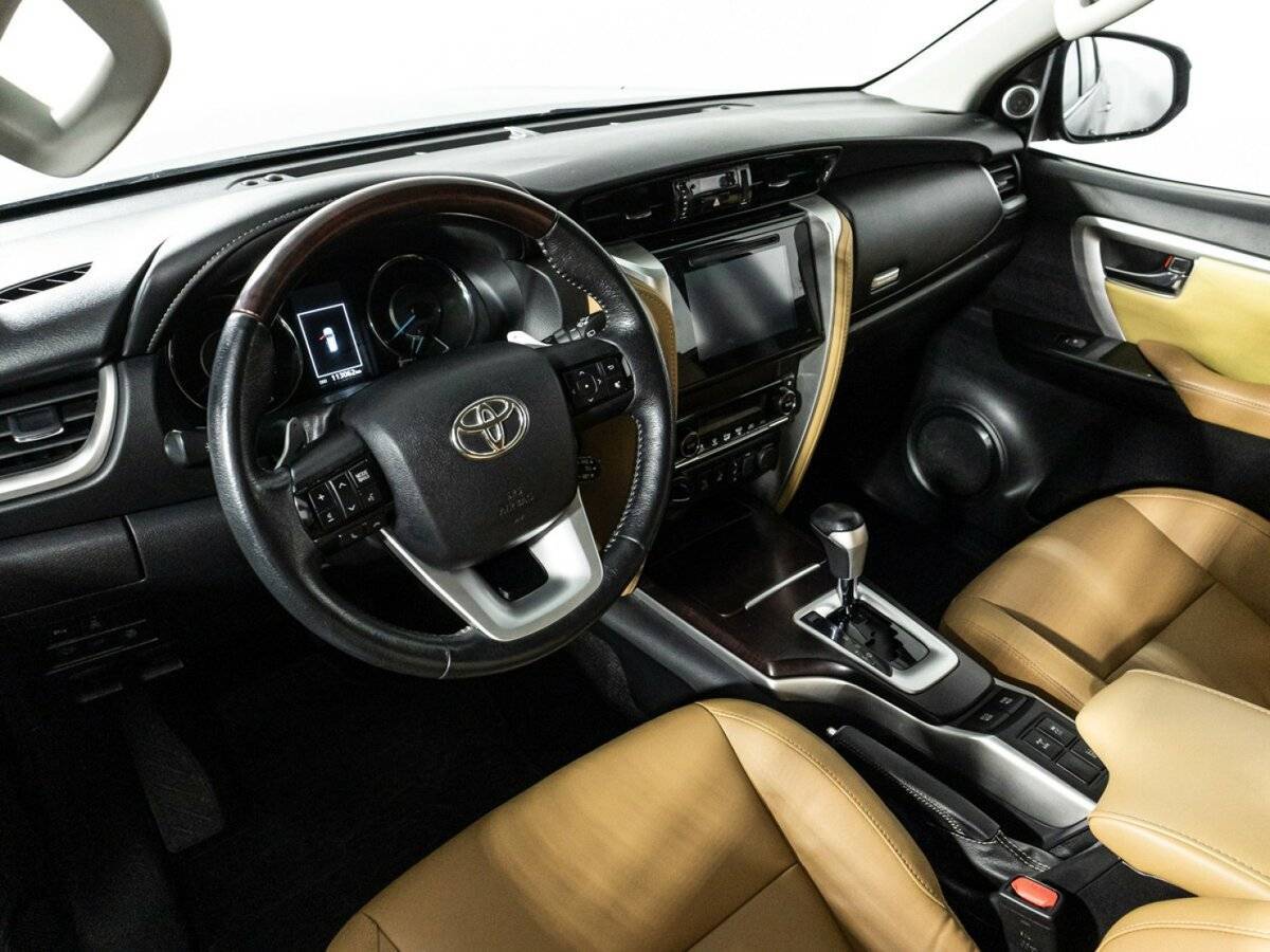 Купить Toyota Fortuner с пробегом. Фото: #8