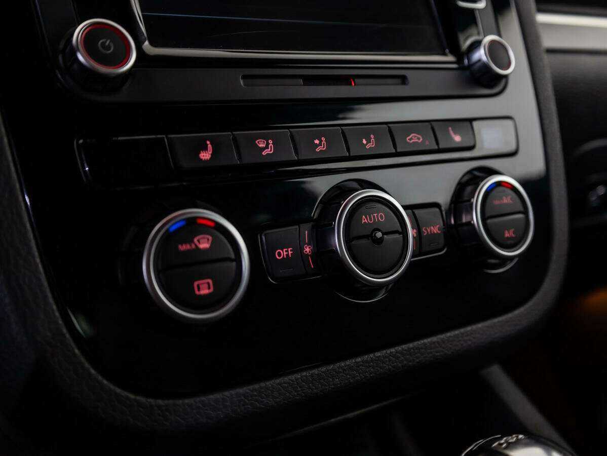 Купить Volkswagen Scirocco с пробегом. Фото: #12
