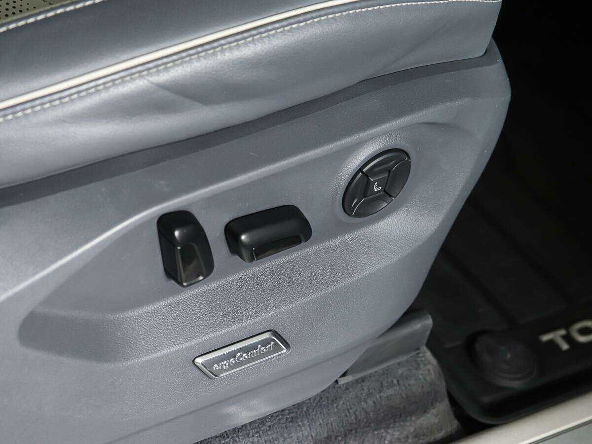 Купить Volkswagen Touareg с пробегом. Фото: #17
