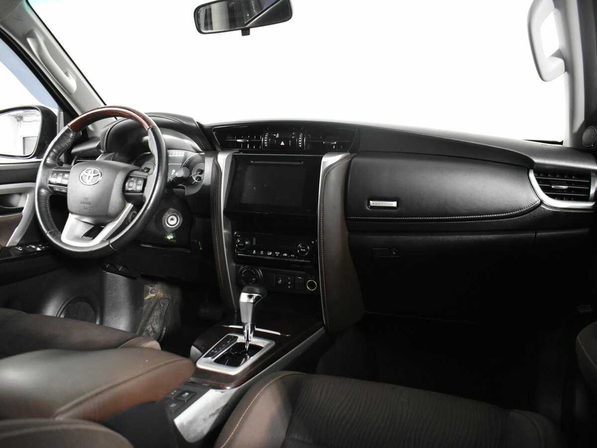 Купить Toyota Fortuner с пробегом. Фото: #8