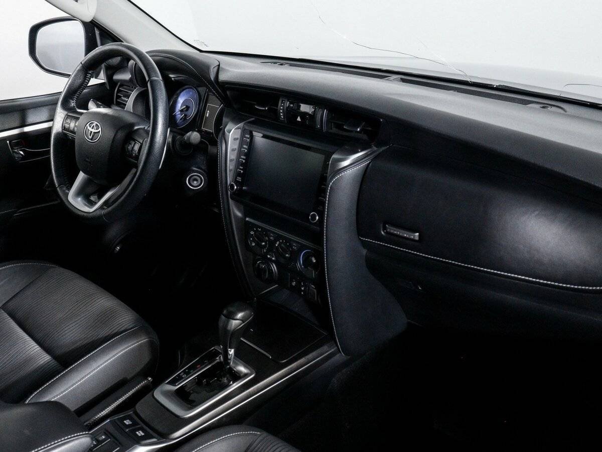 Купить Toyota Fortuner с пробегом. Фото: #3