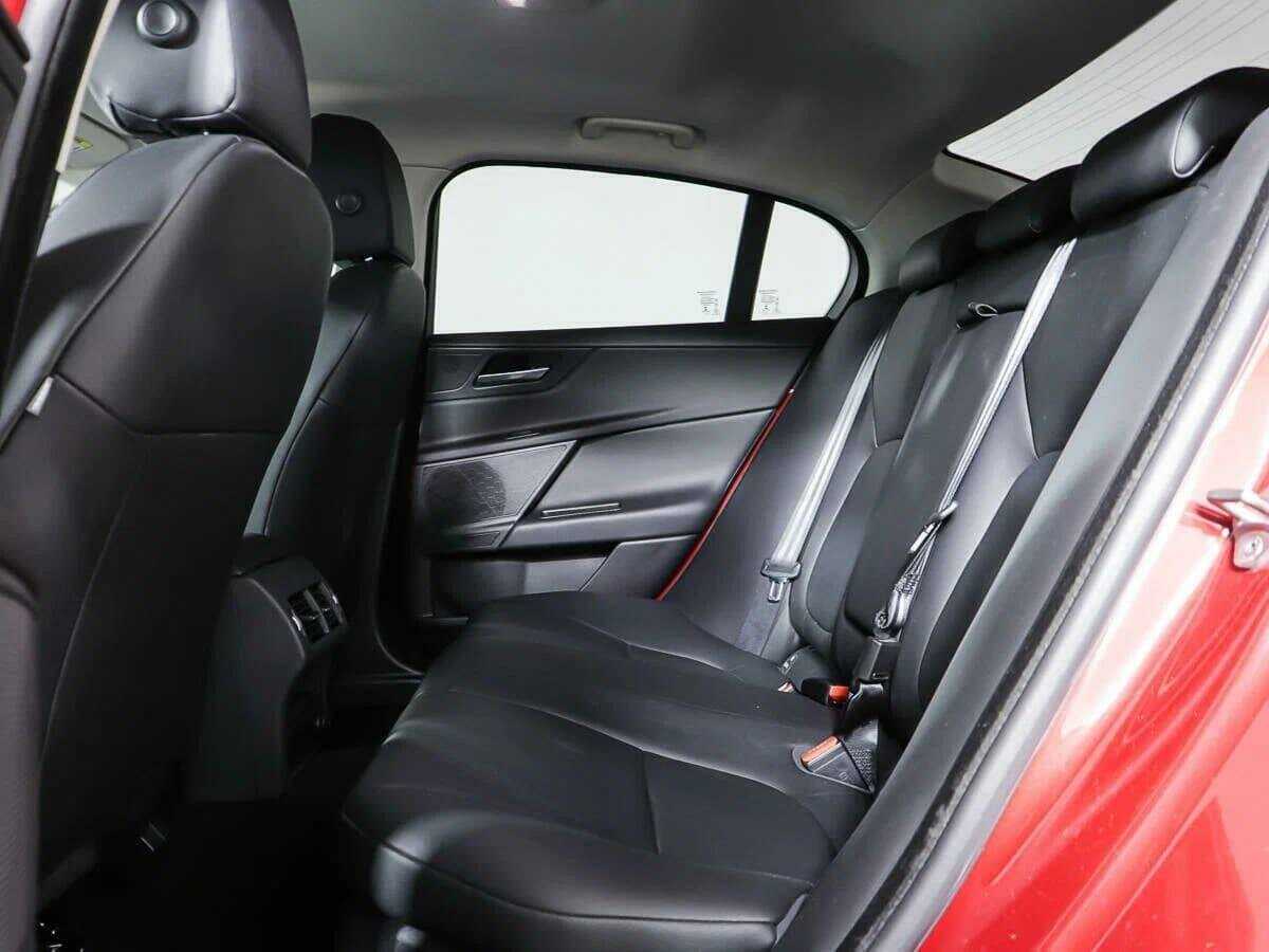 Купить Jaguar XE с пробегом. Фото: #12