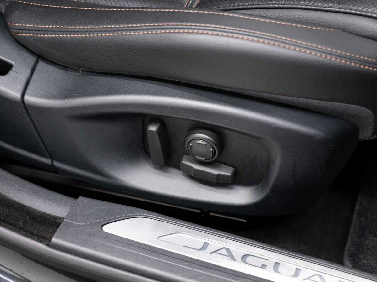 Купить Jaguar XE с пробегом. Фото: #12