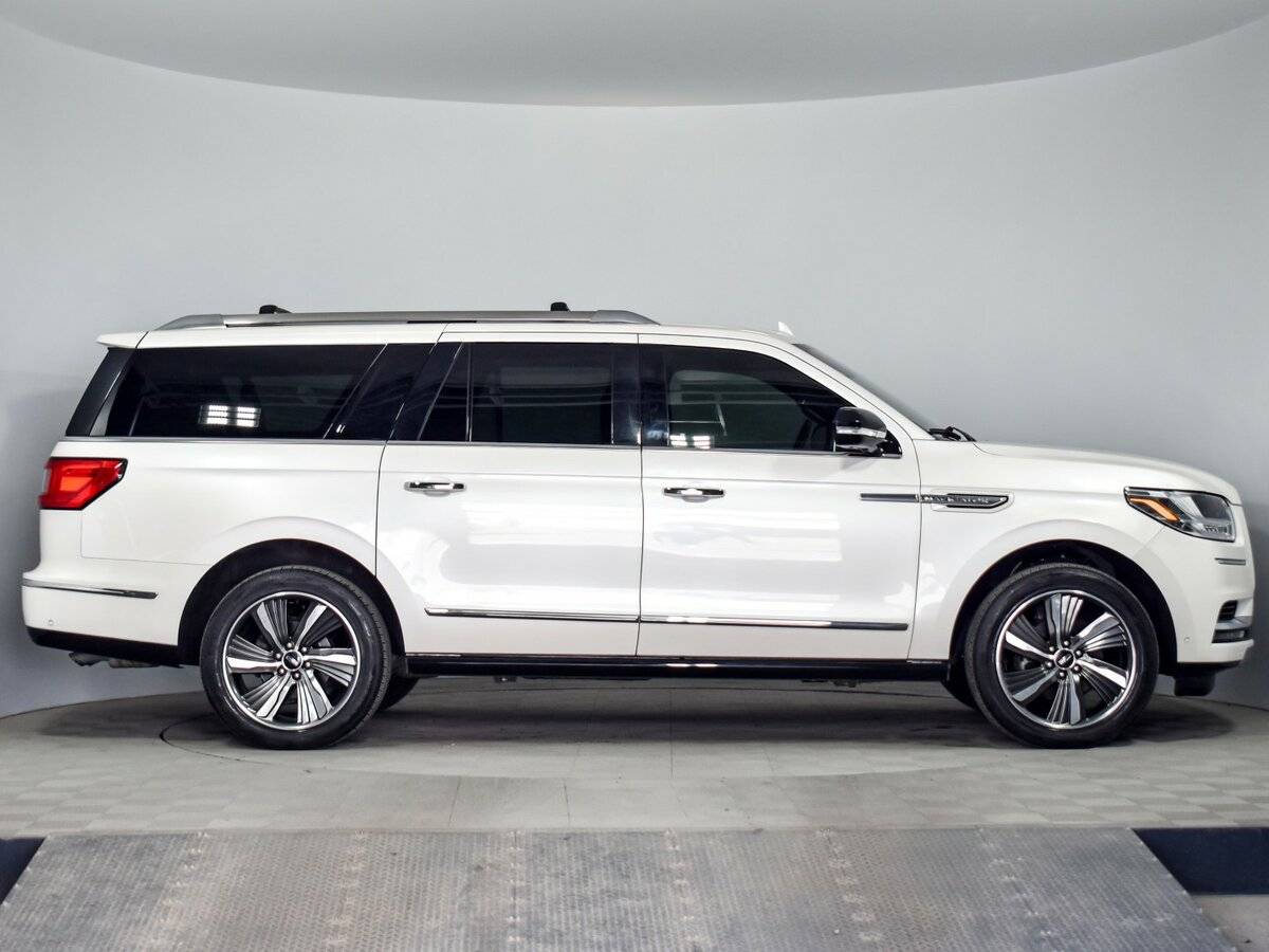 Купить Lincoln Navigator с пробегом. Фото: #3