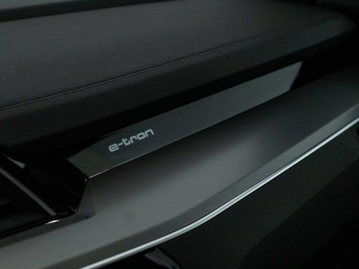 Купить Audi e-tron с пробегом. Фото: #21