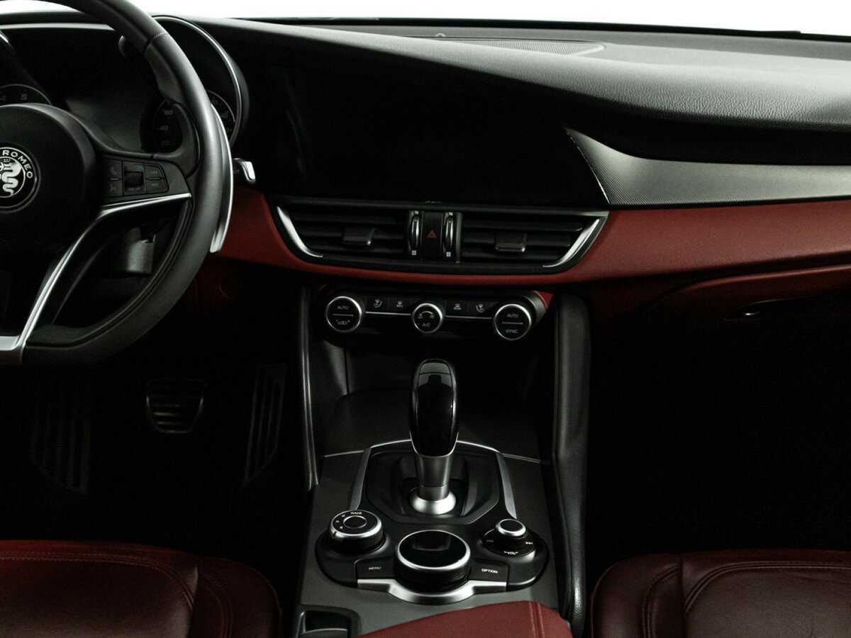 Купить Alfa Romeo Giulia с пробегом. Фото: #13