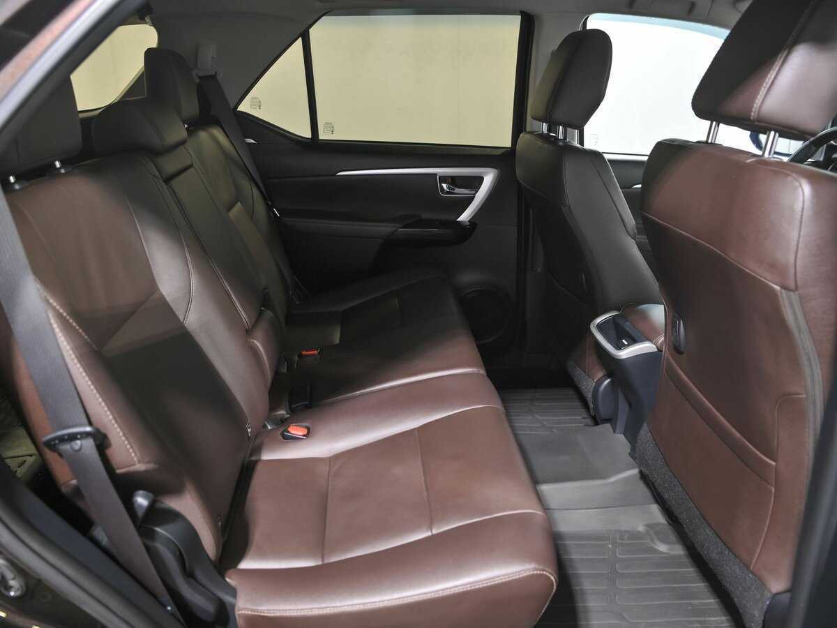 Купить Toyota Fortuner с пробегом. Фото: #18