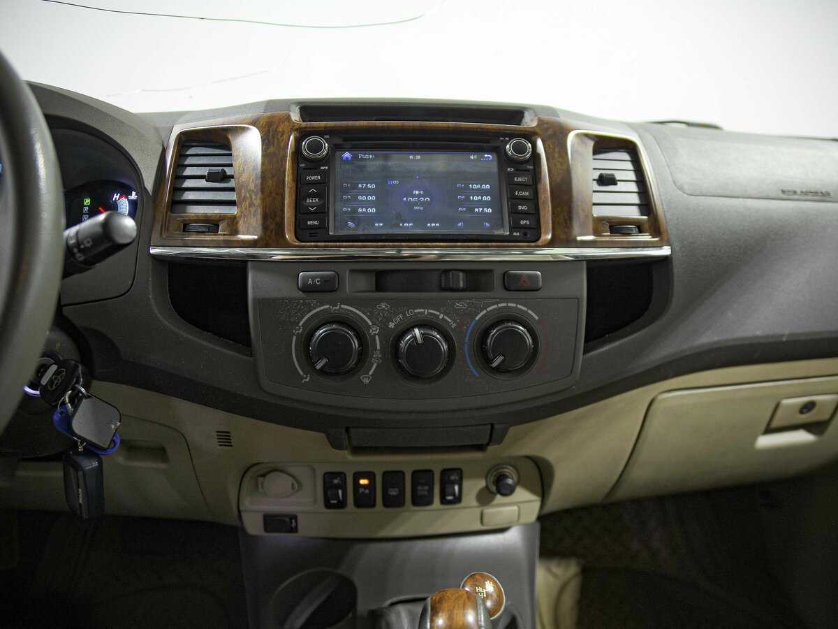 Купить Toyota Fortuner с пробегом. Фото: #8